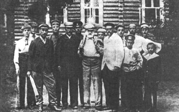 На даче в Силламягах после игры в городки. Справа от И.П. Павлова – Н.Н. Дубовской. Фото, 1900-1910 гг.