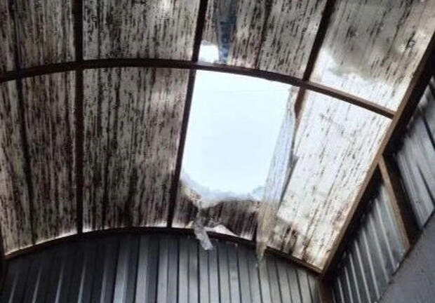 Двое детей провалились в дыру на крыше постройки в Москве