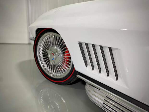 Великолепный рестомод Corvette Stingray 1967 года