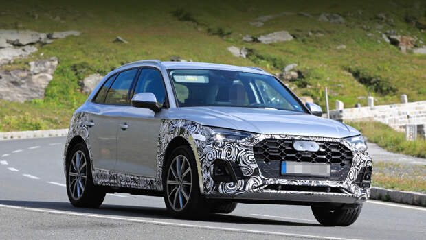 Audi q5. Решётка радиатора поменяла не только рисунок, обретя крупные соты, но и внешние контуры — из шестиугольной стала восьмиугольником. Фары получили и новое наполнение, и новую форму — внутренние уголки заострились сильнее прежнего.