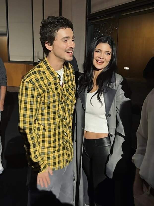 Тимоти Шаламе и Кайли Дженнер заметили вместе за кулисами съёмок подкаста: фото