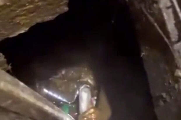 В Казахстане девушка провалилась в общественный туалет и просидела там сутки