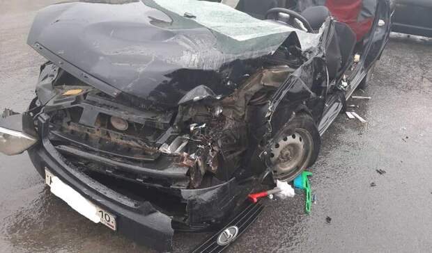 Водитель попал в больницу после страшного группового ДТП в Петрозаводске