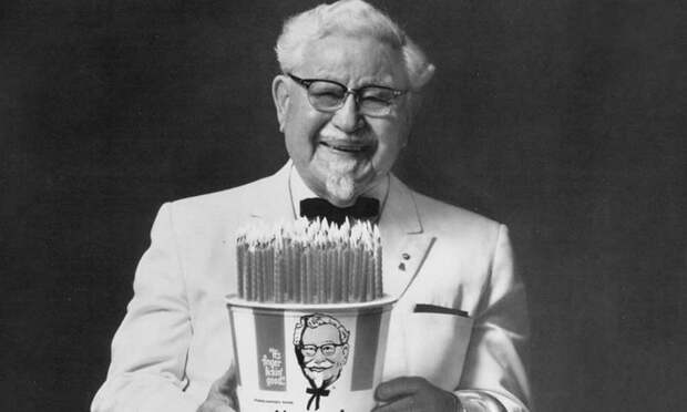 Что за улыбающийся старичок изображён на логотипе KFC?