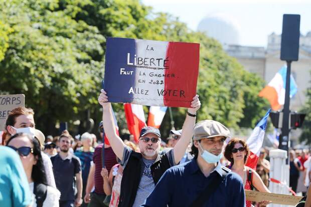 Макрона — в отставку, Францию — из НАТО: Париж захлестнули многотысячные протесты