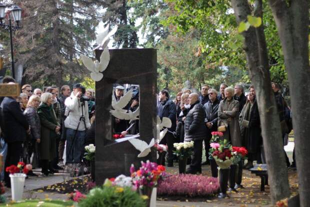 Владимиру Меньшову открыли памятник на Новодевичьем кладбище