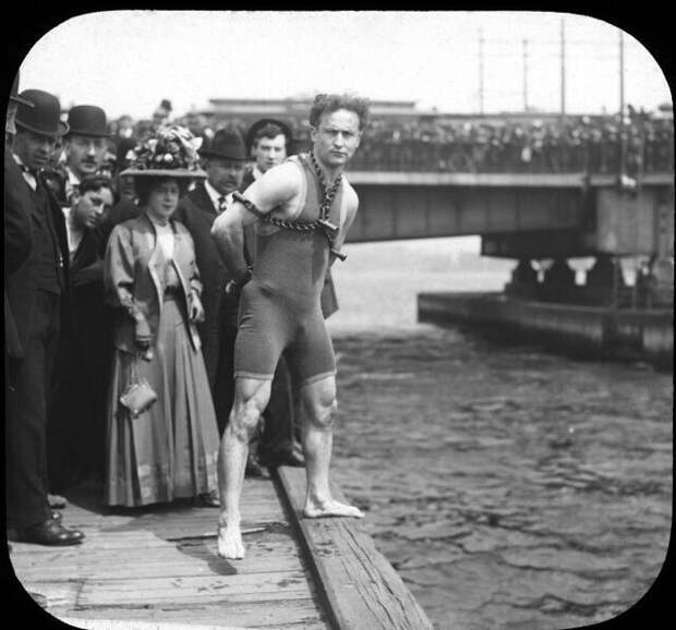 30 апреля 1908 года. Гарри Гудини готовится прыгнуть с 10-метрового Гарвардского моста в реку Чарльз с руками, скованными з спиной, перед 20-тысячной толпой зрителей. Через 40 секунд он вынырнет уже без наручников 30 апреля 1908 года. Гарри Гудини готовится прыгнуть с 10-метрового Гарвардского моста в реку Чарльз с руками, скованными з спиной, перед 20-тысячной толпой зрителей. Через 40 секунд он вынырнет уже без наручников