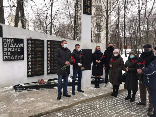 В Западном Дегунине открыли памятную доску на монументе воинам-железнодорожникам