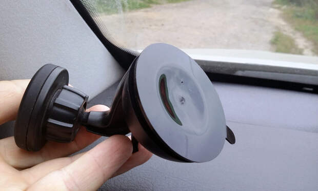 Хитрости водителей для надёжного закрепления присоски на стекле автомобиля