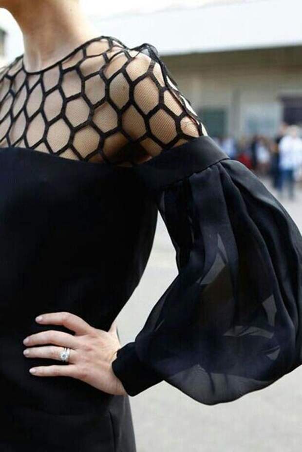 Черное платье с прозрачным рукавом