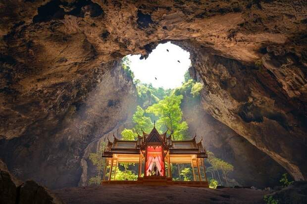 Потрясающая «золотая» пещера в Таиланде, достойная трона короля