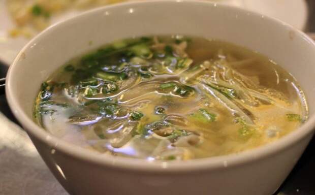 Диетолог обьяснила, кому вреден куриный бульон