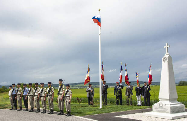 Ветераны Русского легиона и почетный караул  возле памятника русским солдатам