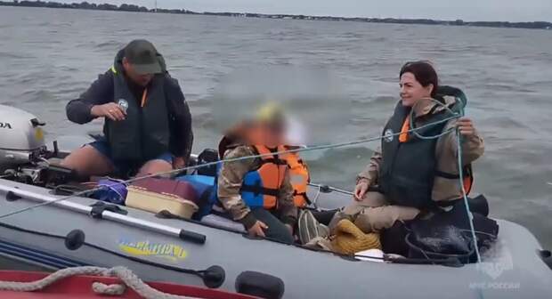 Спасатели Министерства по чрезвычайным ситуациям помогли семье с двумя детьми вернуться на сушу после отказа двигателя в Калининградском заливе