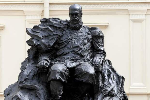 На памятнике Александру III в Гатчине исправили ошибку