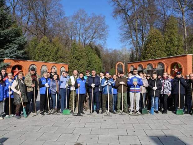 В Туле на Всехсвятском кладбище провели субботник в рамках месячника чистоты