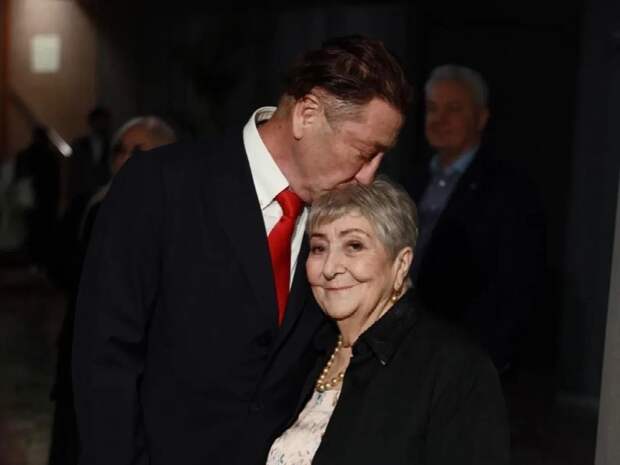 Не долго горевал после Авроры. Лепс с бывшей женой пышно отметил 90-летие мамы