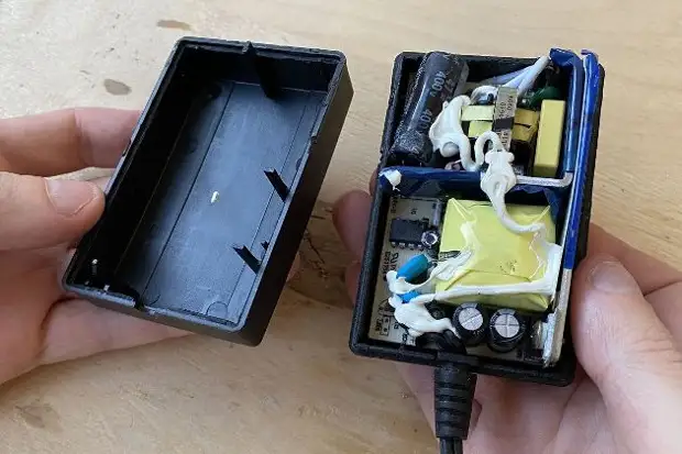 Как аккуратно склеить корпус зарядки без секундного клея