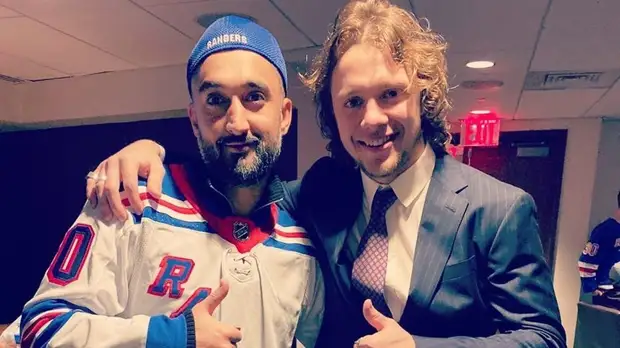 Самедов побывал на матче НХЛ и сфотографировался с Панариным