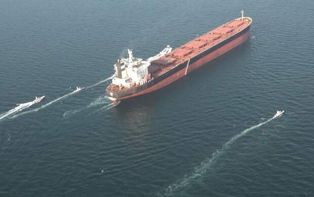Группа нефтяных танкеров и сухогрузов направилась к Ормузскому проливу