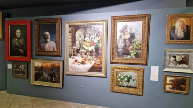 Исповедь в красках: в Храме Христа Спасителя открылась выставка о деятелях эпохи