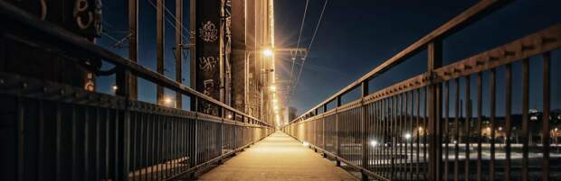 «Подавлен семейными неурядицами»: мужчина пытался сброситься с моста в Алматы