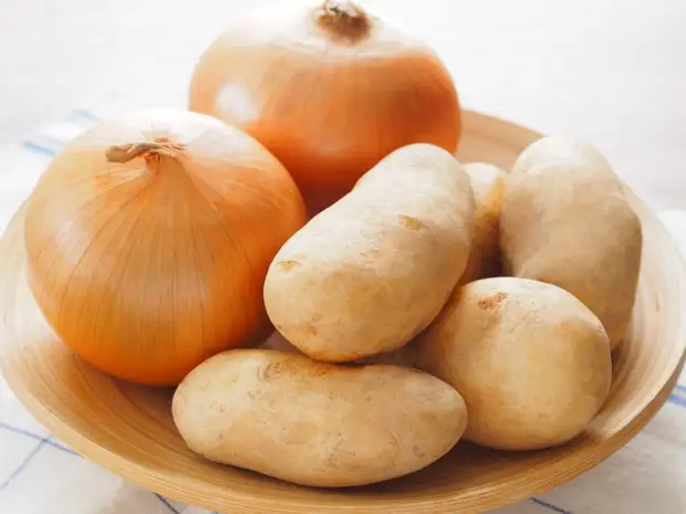 Салаты с селедкой и картофелем: рецепты на все случаи