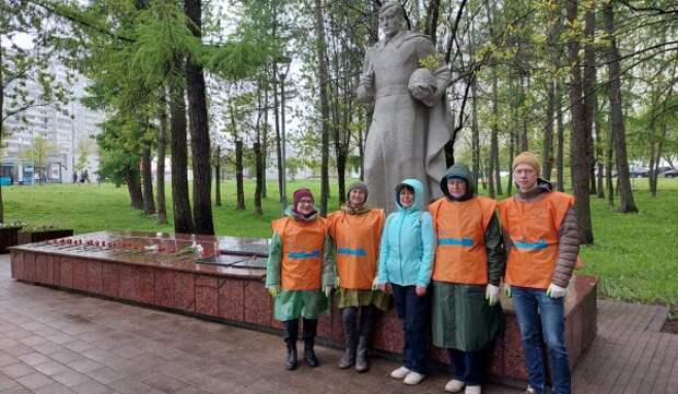Волонтеры Мосгорнаследия привели в порядок городские объекты ко Дню Победы