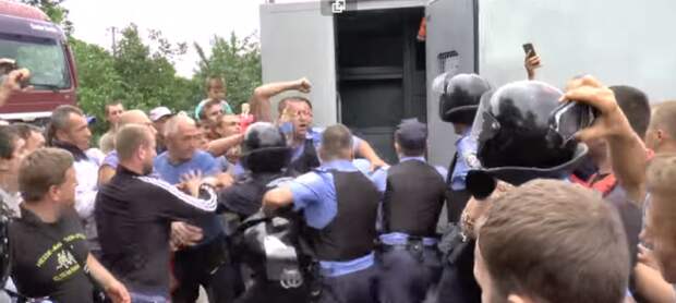 Украинцы устроили «суд Линча» над полицейскими в Николаеве Украинцы устроили «суд Линча» над полицейскими в Николаеве
