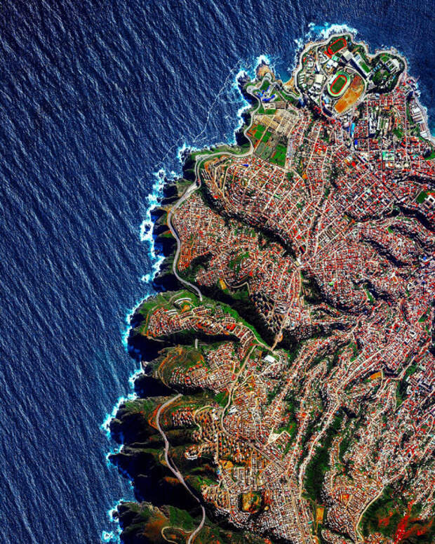 Порт и самый большой курорт Чили, построенный на крутых склонах побережья Тихого океана.