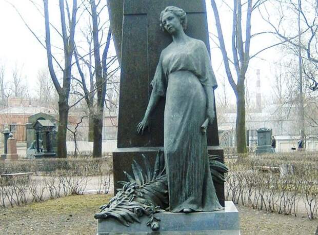 Памятник на могиле Веры Комиссаржевской | Фото: spb.media