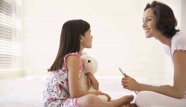 Первые месячные: о чем важно знать маме и как спокойно поговорить с дочерью