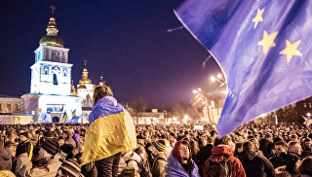 Участники акции в поддержку евроинтеграции Украины на Михайловской площади в Киеве