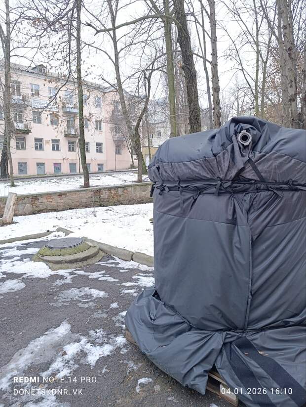 Кто-нибудь знает зачем эти штуки стоят в Донецке?)