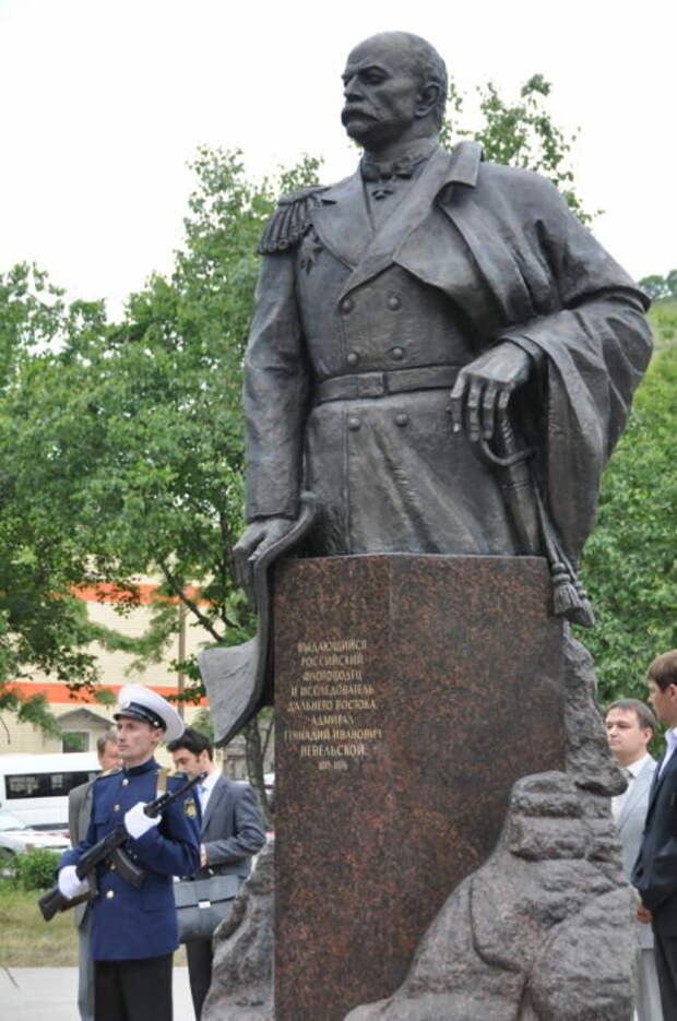 Открытие памятника адмиралу в г. Корсаков