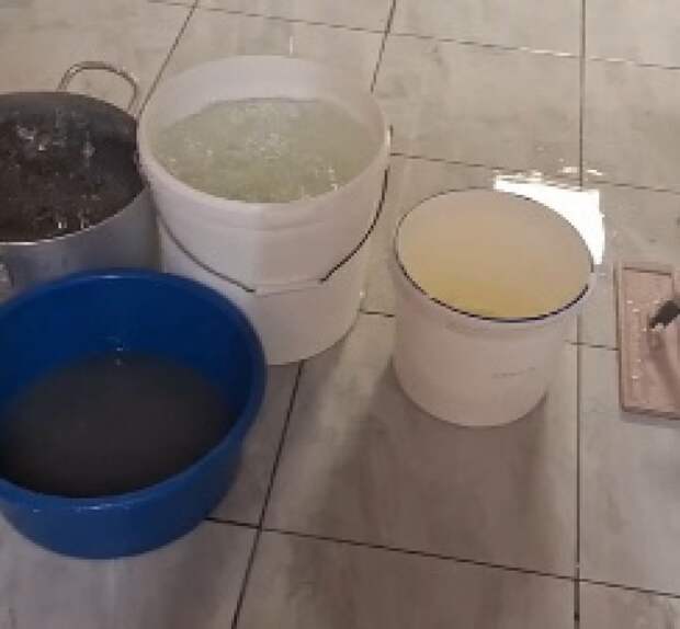 В Туле жильцы дома на улице Карпова, 98 борются с затоплением