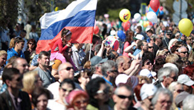 Жители Евпатории с флагом России