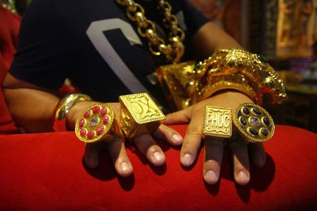 Бизнесмен постоянно таскает на себе 13 кг огромных золотых украшений "на удачу"