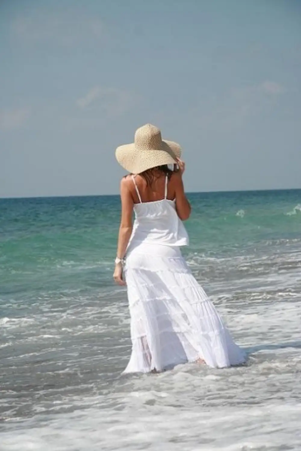 фото женщины в шляпе на море