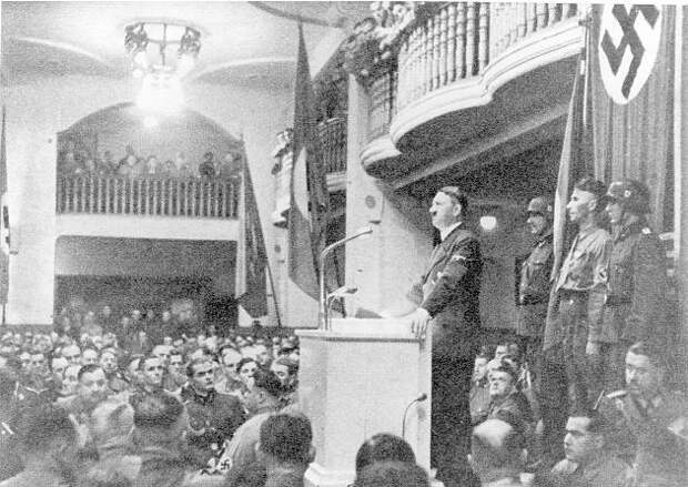 Adolf Hitler kurz vor dem Anschlag während seiner Rede im Bürgerbräukeller München