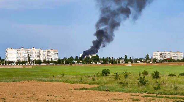 В Симферополе загорелись склады в промышленной зоне