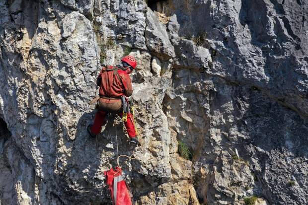 Турист влетел в скалу на параплане, сломал ногу и повис на деревьях на шесть часов
