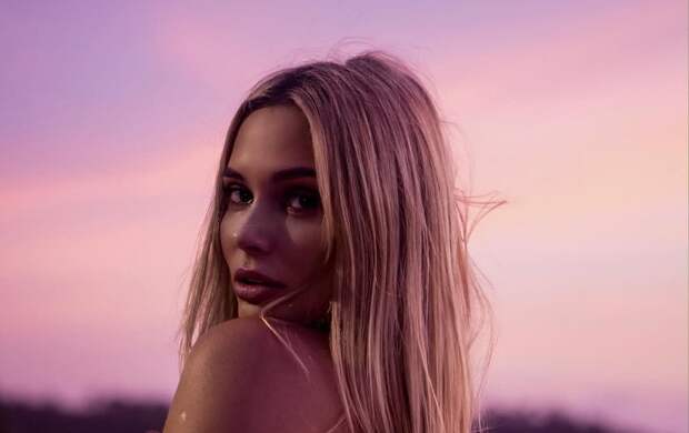 Актриса Наталья Рудова снялась в шубе без одежды