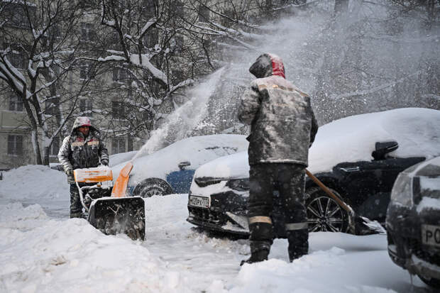В Подмосковье с крупнейшим за полвека снегопадом борются 30 тыс. дворников