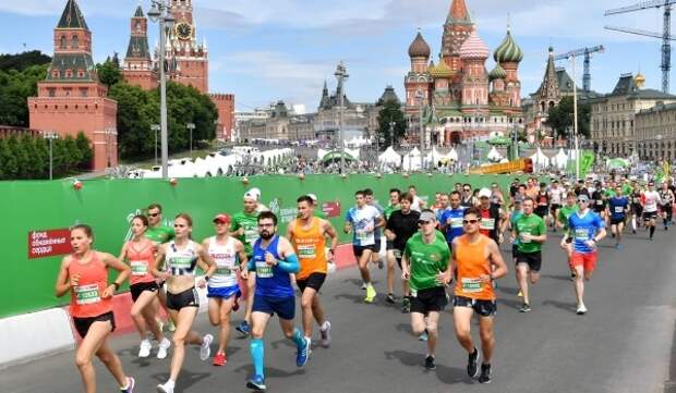 Полумарафон москва 18 августа. Московский полумарафон 21км плакаты. Лужники с людьми.