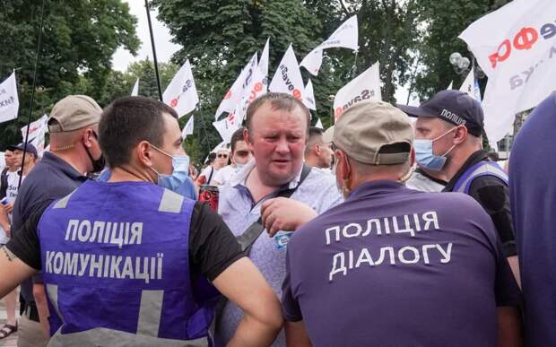 В центре Киева подрались полиция и траурная процессия коммерсантов