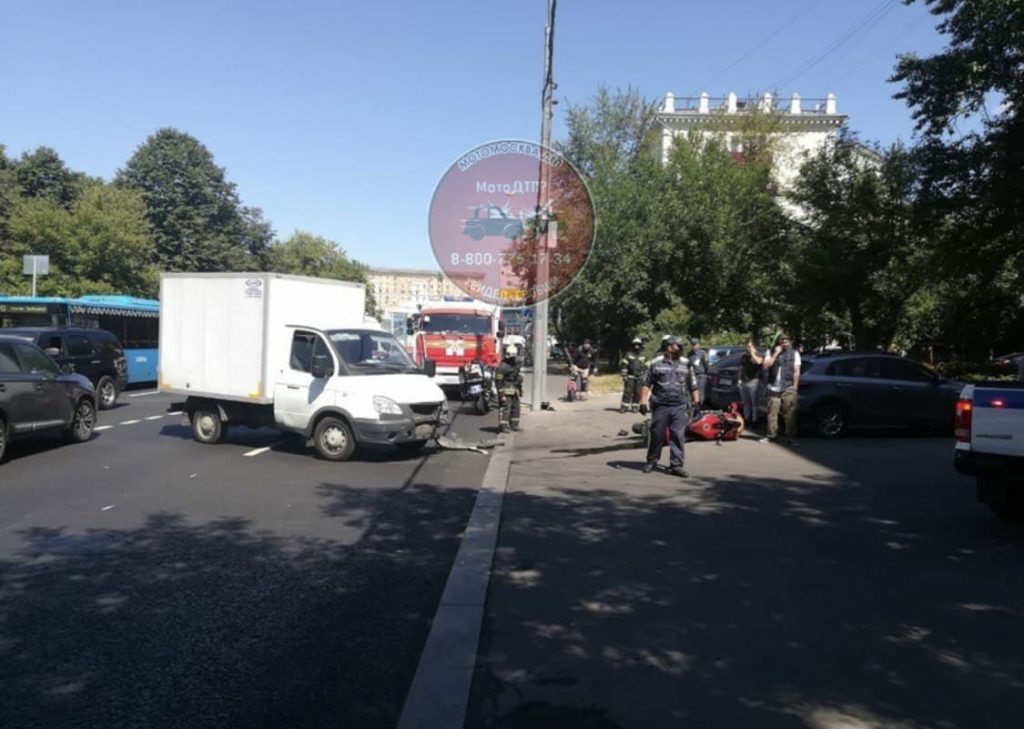 Мотоциклист столкнулся с Газелью на улице Сайкина