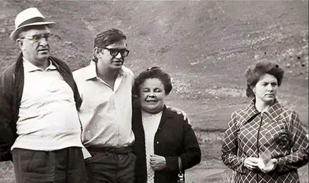 Молодые Игорь и Ирина Андроповы с родителями. Молодые Игорь и Ирина Андроповы с родителями.