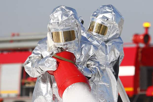 Для тушения пожара на нефтебазе в Лабинске привлекли новые расчеты спасателей