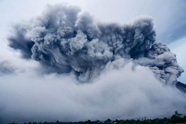 МЧС: Вулкан Эбеко на Курилах выбросил столб пепла на высоту 4,5 километра